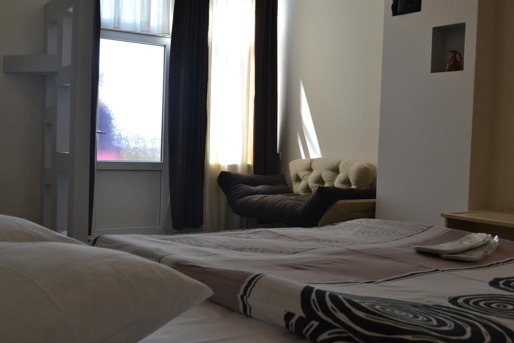 Family Apartment In Avlabari ティビリシ エクステリア 写真