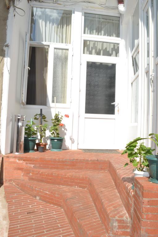 Family Apartment In Avlabari ティビリシ エクステリア 写真