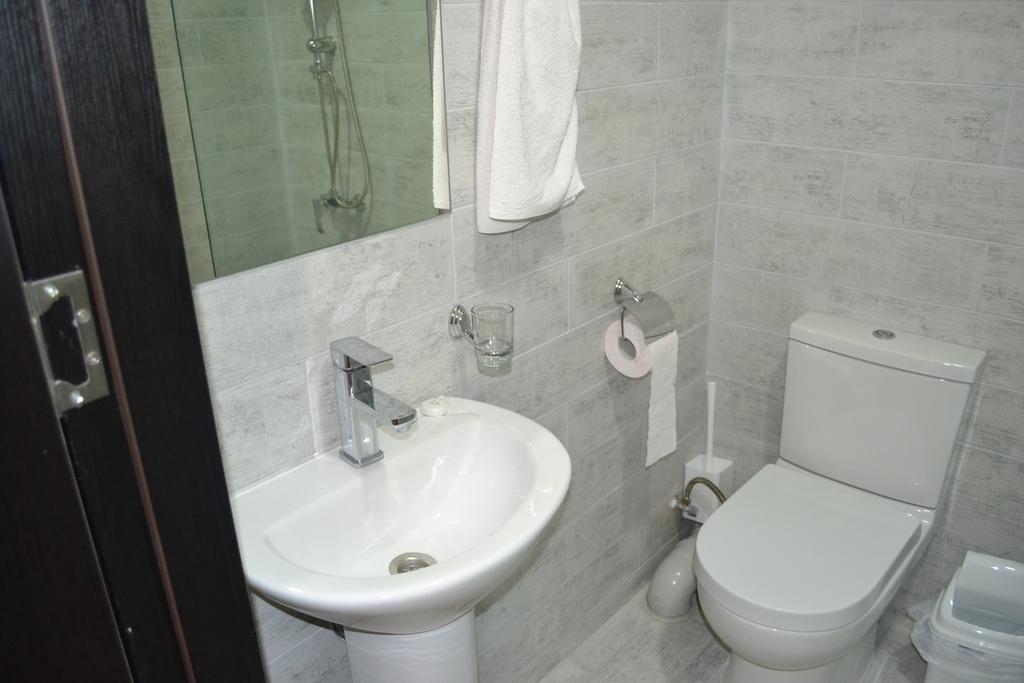 Family Apartment In Avlabari ティビリシ エクステリア 写真