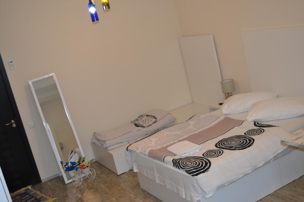 Family Apartment In Avlabari ティビリシ エクステリア 写真