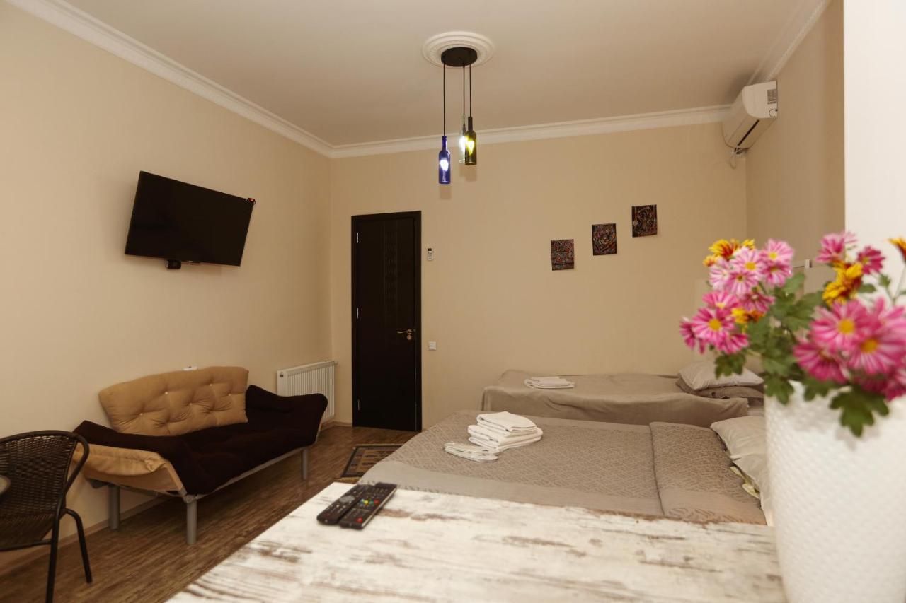 Family Apartment In Avlabari ティビリシ エクステリア 写真